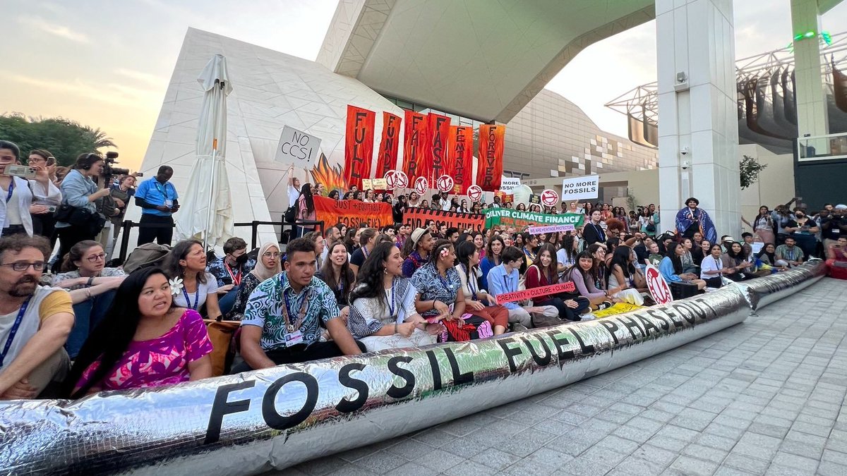 🚨 BREAKING: Crowds of people at #COP28 wait for the new version of the agreement, demanding it finally includes fair, fast & funded #FossilFuelPhaseOut 🔥 People are exhausted and angry with Presidency's shameful proposal from yesterday, but they don't give up & hold the line ✊