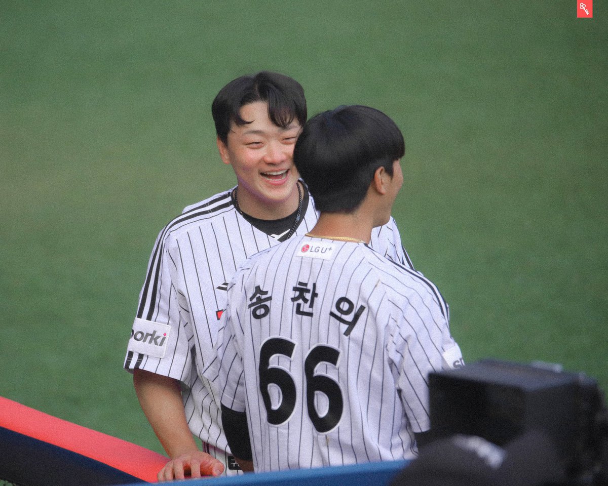 1999O717's tweet photo. 찬의 콜업된 날에 바로  -` 착 ´-  달라붙어가지구 세상 즐거워 보이는디 이래서 잠실부부구나,, 하는거지🎶👍🏻

#LGTWINS #엘지트윈스
#이재원 #송찬의 https://t.co/NXlQRkqNIs