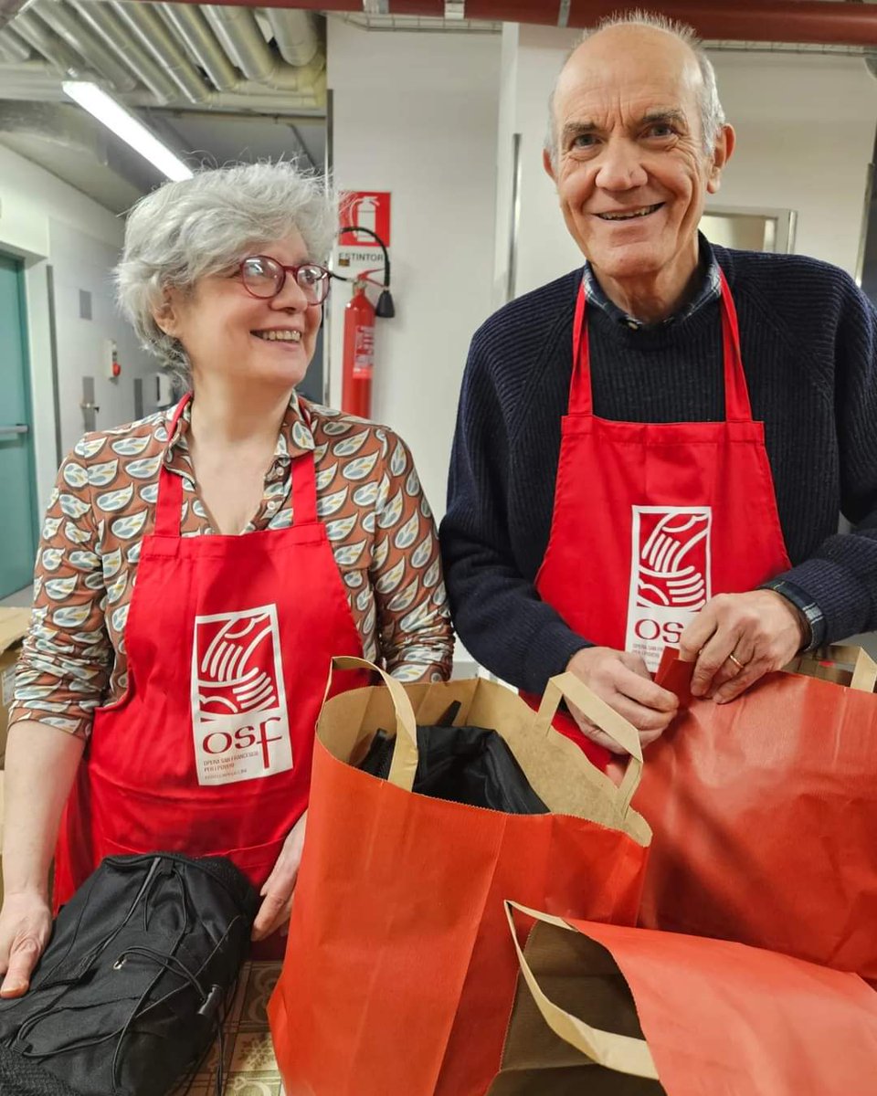 opera_francesco's tweet photo. Elena e Renato questa mattina la trascorreranno  interamente impacchettando i piccoli regali che OSF ogni anno consegna ai propri ospiti in Mensa il giorno di Natale.
Grazie! Il tempo che dedicano a Opera San Francesco è prezioso! https://t.co/BvgYNoq7KE