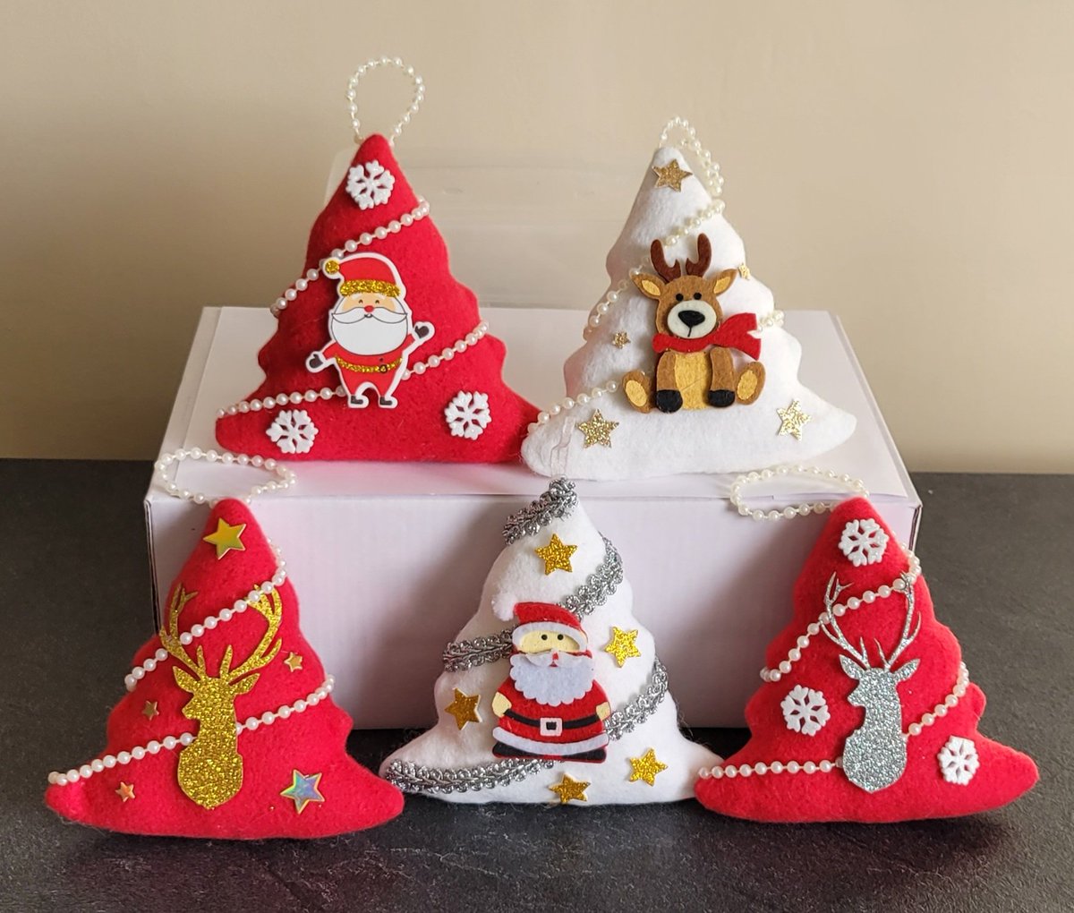 plushandco's tweet photo. Sapin à suspendre 🎄
~ 12 cm de haut  ~12 cm de large

5€ l'unité + frais de port

Rt est heureux 🎅 https://t.co/ZPOBDHBFML