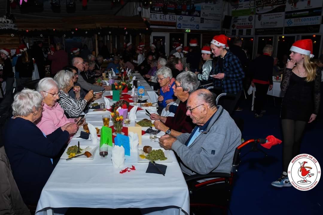 NederhorstonIce's tweet photo. Het jaarlijks terugkerende activiteit is het Ouderen diner! Dit “kerstdiner” is voor de ouderen in ons dorp.  In samenwerking met Amaris hebben we weer een aantal ouderen uitgenodigd, om ook dit jaar te genieten van een diner en gezellig samenzijn. Dit is op Woensdag 13 december. https://t.co/LZwoOyTAjp