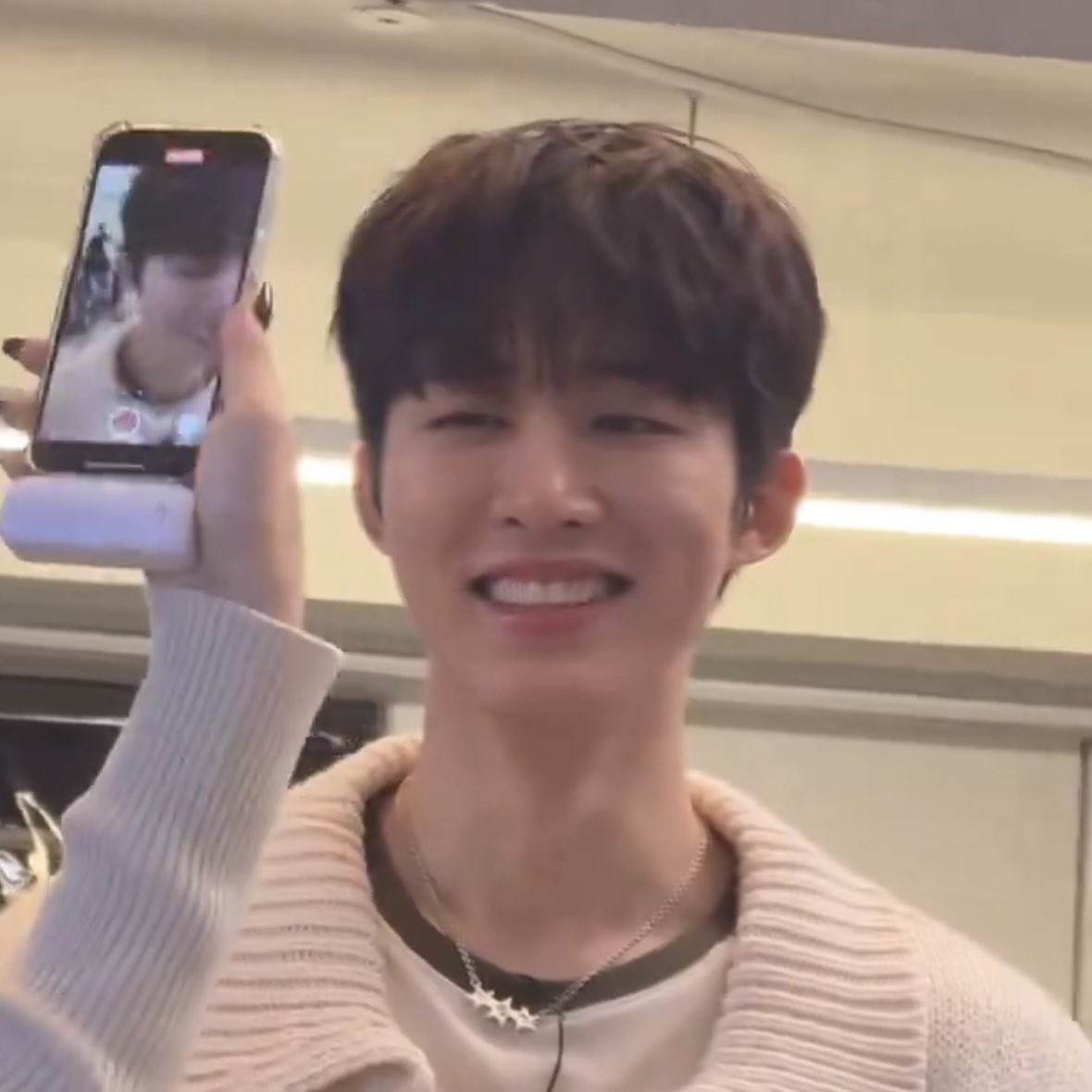 filmhanbin's tweet photo. Hanbinnie 🤏🏻 https://t.co/YrAq4omMXq