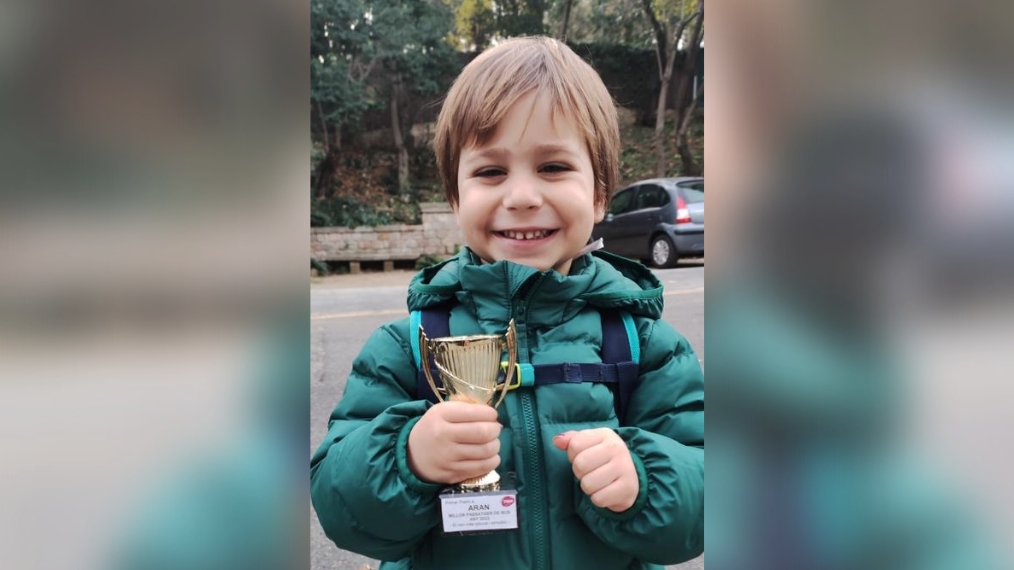 Premi a l'amabilitat: l'Aran, de 4 anys, rep el guardó "al millor passatger de bus" ccma.cat/324/premi-a-la…