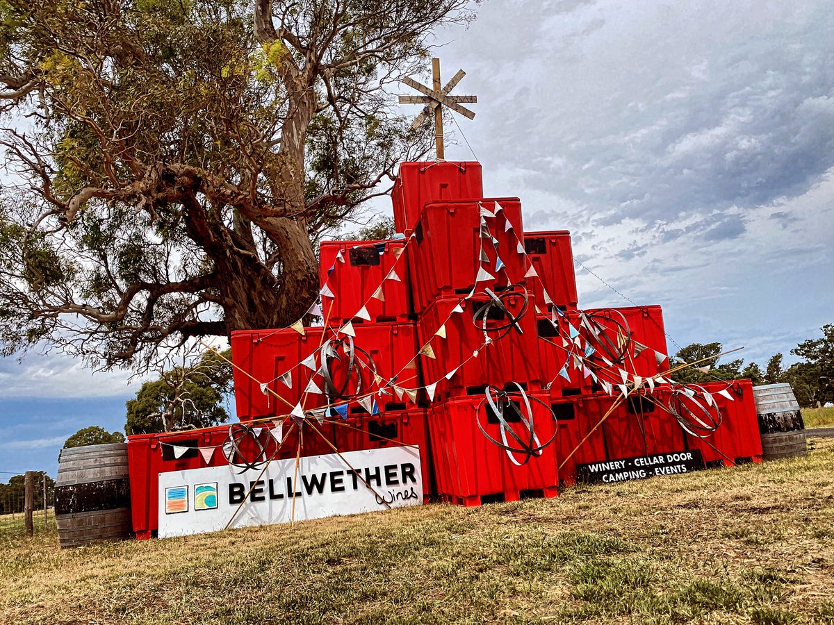 Please vote for our tree in the #trashtotreemendous #community competition penolacoonawarra.com/santa/?contest…
