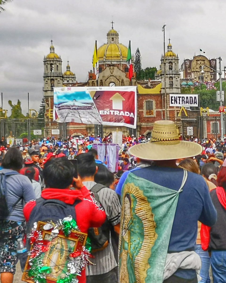 javileonherrera's tweet image. Completamos otra peregrinación 🇲🇽 Por todos los seres queridos, por quienes partieron, por las gentes de espíritu generoso y bondadoso, por los valores que emanan de la luz de su halo, la luz de Dios. 

Felicidades reina de América. ¡Viva la Virgen de Guadalupe! ¡Gloria a Dios!