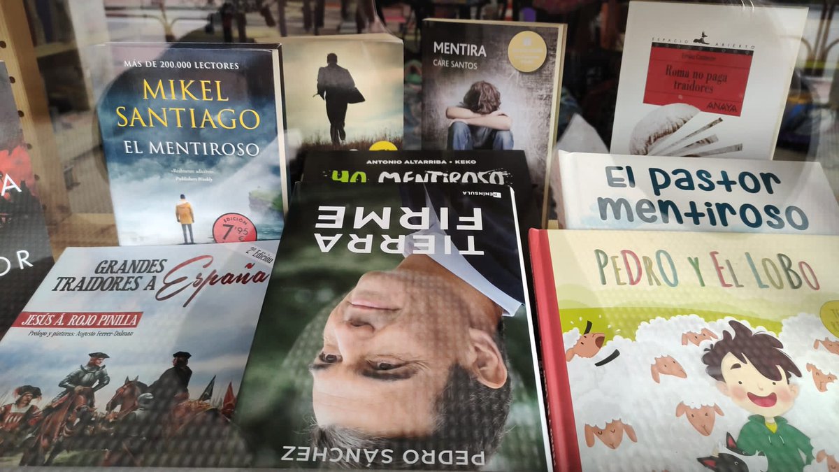 Maravilloso escaparate de una librería. Mirad los títulos de los libros de alrededor... 😅