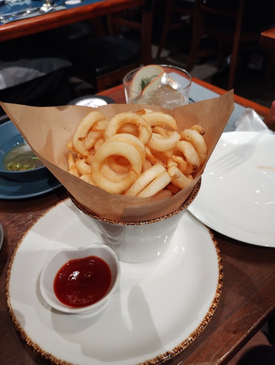FukusTty's tweet photo. ライブハウスといえば、やはりお酒とオツマミ。美味しゅうございました。#BLUE_NOTE_TOKYO https://t.co/nqrJgQ1cfV