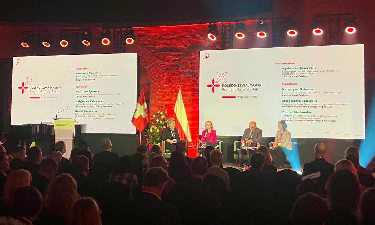 SwissPoland's tweet image. „Cities are built for people, so it is very important to listen to them“ - Daniel Birchmeier in the Discussion Panel on the Programme for Development of Towns🇨🇭🇵🇱 with Małgorzata Zalewska, Katarzyna Śpiewok, moderated by Agnieszka Dawydzik
#secondswisscontribution