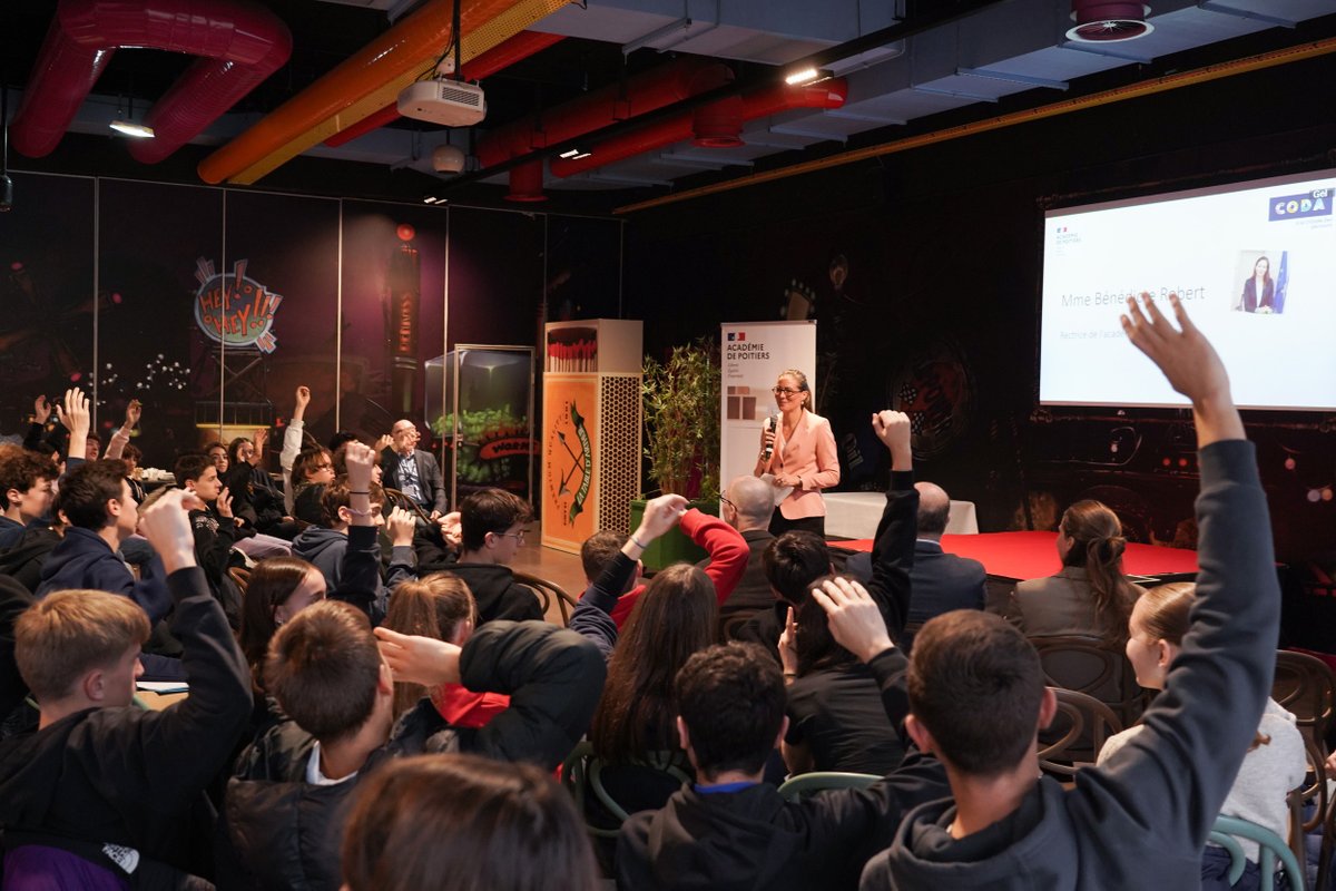 Une centaine de lycéens rassemblés avec @BndicteRobert au @futuroscope pour aborder leur #orientation dans une démarche réflexive: ✅mon genre détermine-t-il mon orientation? ✅et l'environnement dans mon choix de métier? ➡️de nombreux partenaires présents pour les accompagner🙏