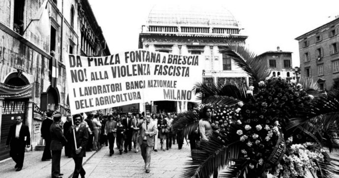 #12dicembre1969 Strage di #PiazzaFontana Onoriamo la memoria delle vittime innocenti della violenza neofascista. L'attentato causò 17 morti e 88 feriti. Giuseppe Pinelli fu la 18ª vittima innocente. Per non dimenticare mai. 🌹