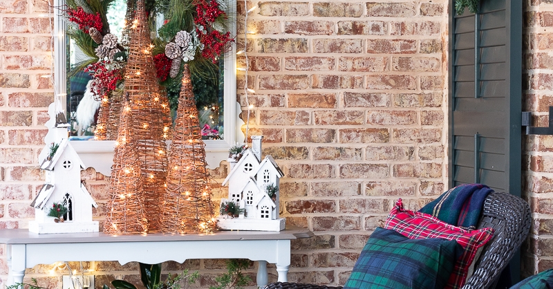 Decorating Ideas for a Festive Christmas Front Porch #CTRealEstate #FarmingtonCT #WestHartfordCT #CantonCT #AvonCT #BristolCT #PlainvilleCT #BurlingtonCT #NewBritainCT #NewingtonCT #CTrealtor #SouthingtonCT #RockyHillCT  #GlastonburyCT #SimsburyCT oursouthernhomesc.com/decorating-ide…