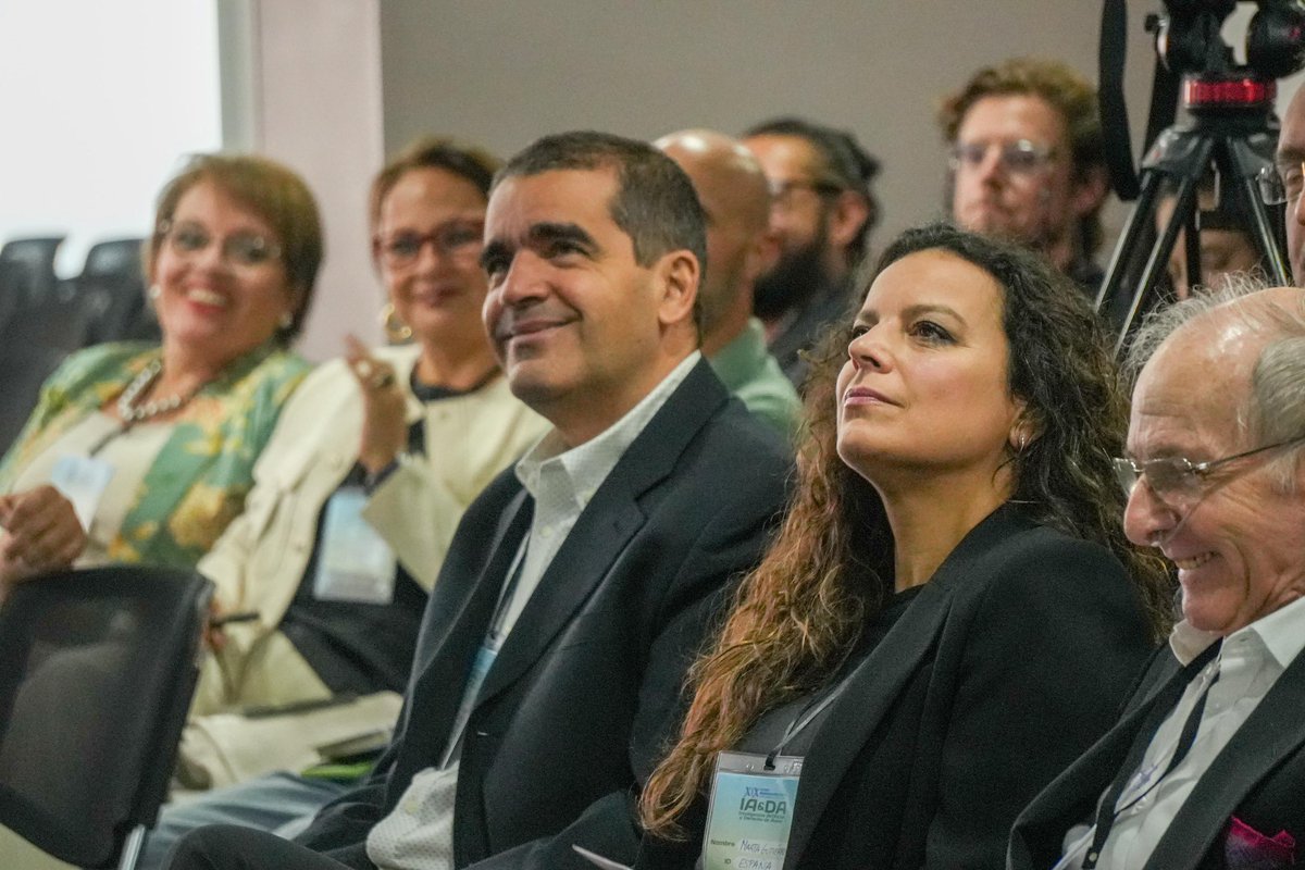 A propósito del Foro Iberoamericano IA &amp; DA: Inteligencia Artificial y #DerechoDeAutor, durante mi intervención recordé que como senador y con quienes lideran este foro, impulsamos la #LeyFannyMikey que reconoce derechos morales y patrimoniales a los actores de Colombia y del