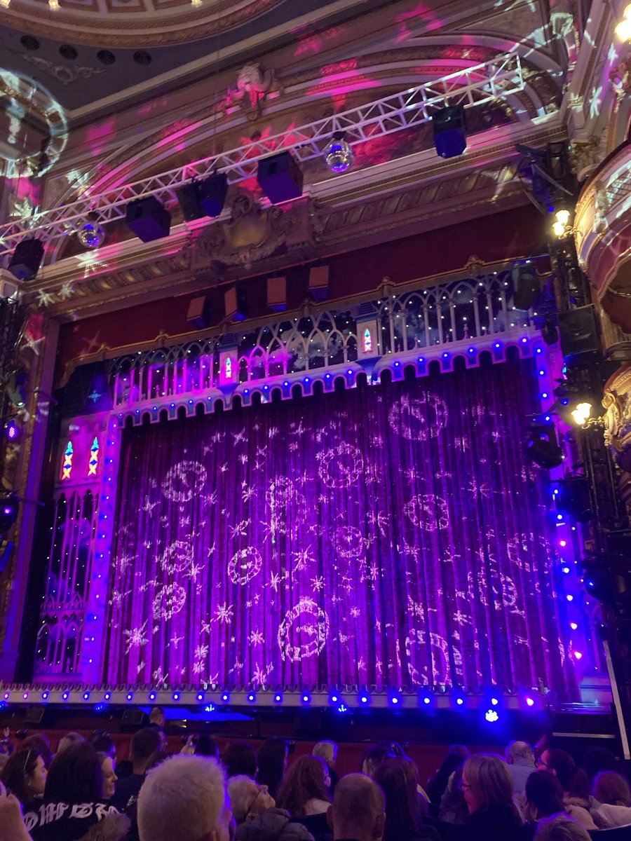 All ready for my annual date with the incomparable Billy Pearce ⁦⁦<a href="/BradfordTheatre/">Bradford Theatres</a>⁩  Christmas is officially underway! 🎄