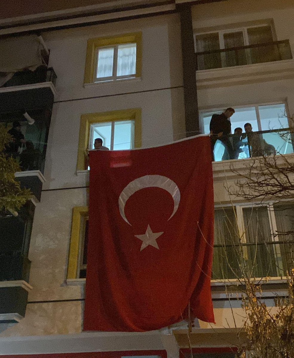 Ateş düştüğü yeri yakar. Şehit Piyade Teğmen Eril Alperen Emir’in evinde Türk Bayrağı dalgalanıyor! Ruhun şâd olsun Yiğidim.