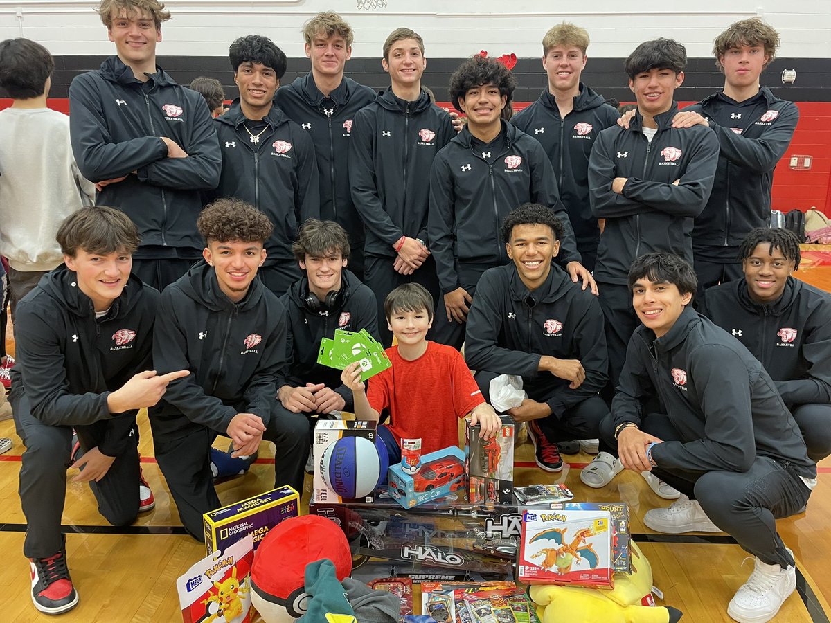 CHSBBasketball1's tweet photo. ❤️🐾🏀 Cougar Christmas 🏀🐾❤️
🎅🏼🎁 Our finest tradition🎁🎅🏼
@cisdnews @AthleticsCanyon @canyonhscougars https://t.co/MC7ez4BwET