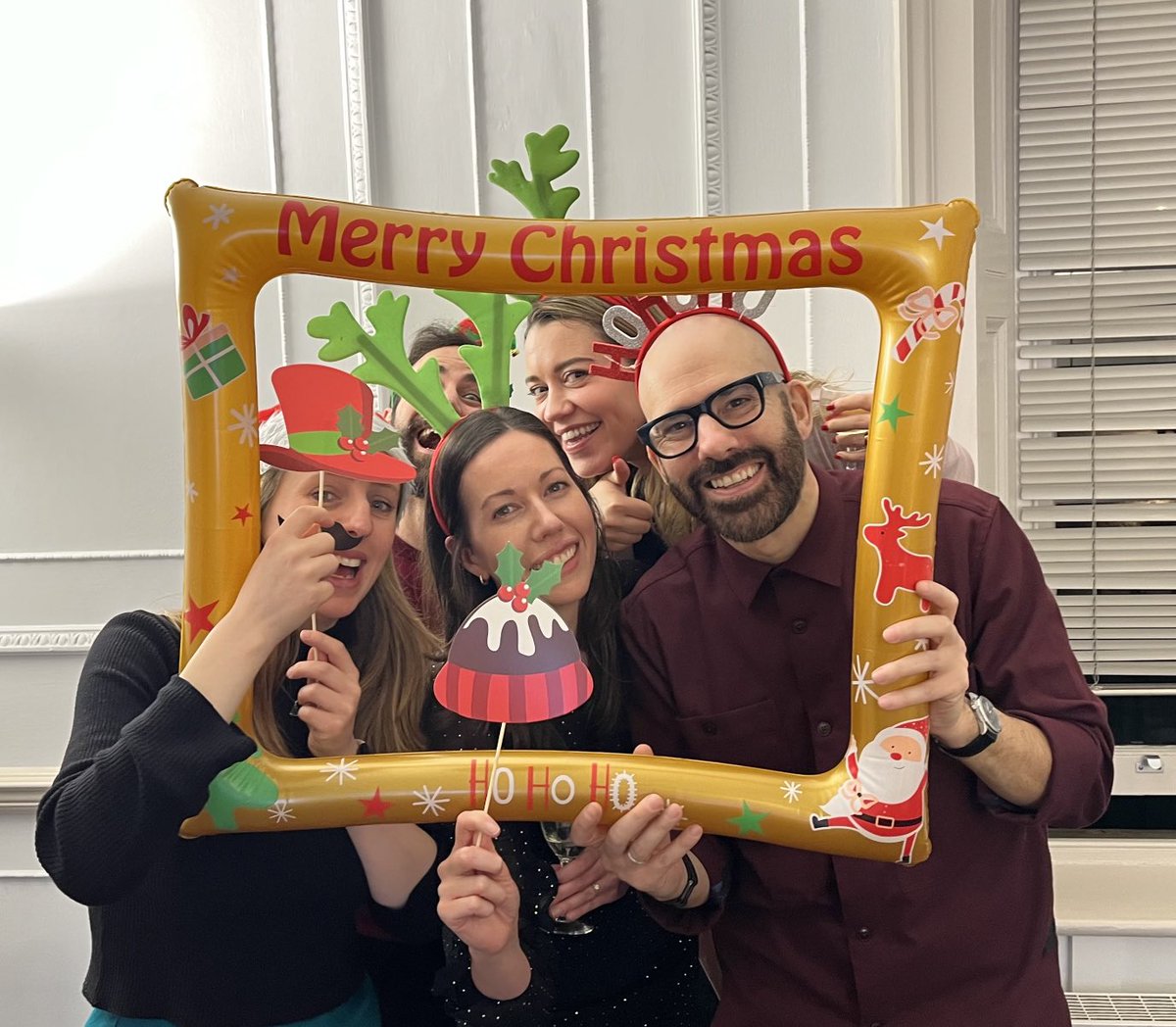 Best Xmas party in town 🍾🎉🤘🏻⁦<a href="/CLScohorts/">UCL Centre for Longitudinal Studies</a>⁩  ⁦<a href="/CharisStaatz/">Charis Bridger Staatz</a>⁩ ⁦<a href="/CJBooth/">Charlotte Booth</a>⁩ ⁦<a href="/AlinaPelikh/">Dr Alina Pelikh</a>⁩ ⁦<a href="/dmorenoagostino/">Darío Moreno-Agostino</a>⁩ ⁦⁦<a href="/GBaranyi/">Gergő Baranyi</a>⁩