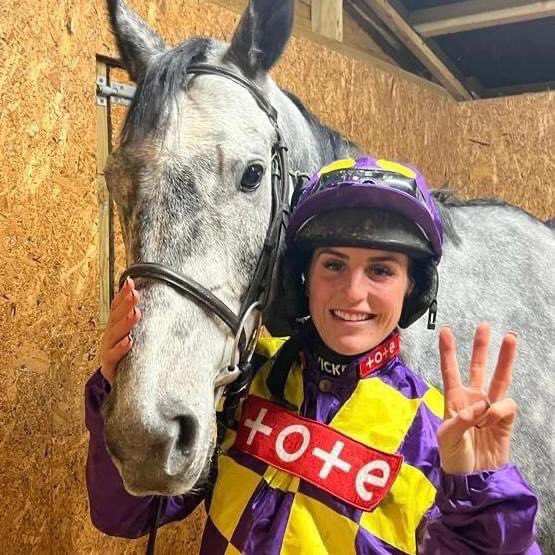 The last time Charlotte Jones & Jimmy Moffatt were at Hexham they had a treble! 🥇🥇🥇 Tomorrow they team up with Lunar Discovery (12:15) & Boy De La Vis (2:15). 🏇 Check out the card 👉 bit.ly/3t5BC7X