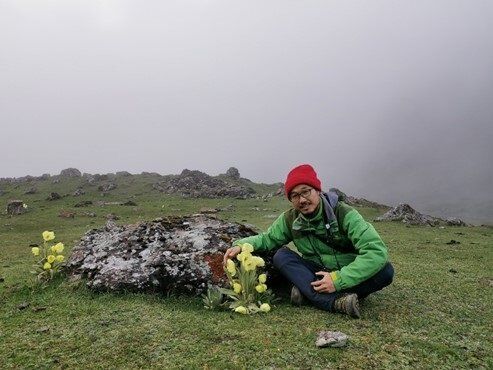 👀 Behind the Paper!👀 

🐦 Zhe Chen shares research into colour distinctions between red flowers &amp; red fruits perceived by birds &amp; discusses his personal experiences in #ecology🌹 

buff.ly/3NgKK0c 

<a href="/ONevo_EvolEcol/">Omer Nevo</a> <a href="/LChittka/">Lars Chittka</a> <a href="/KlausLunau/">Klaus Lunau</a> <a href="/TheFlwrSearcher/">mani मनि (The Plant Person)</a> <a href="/OzBeeUVBG/">Adrian G Dyer</a> <a href="/idiv/">iDiv Biodiversity Research</a>