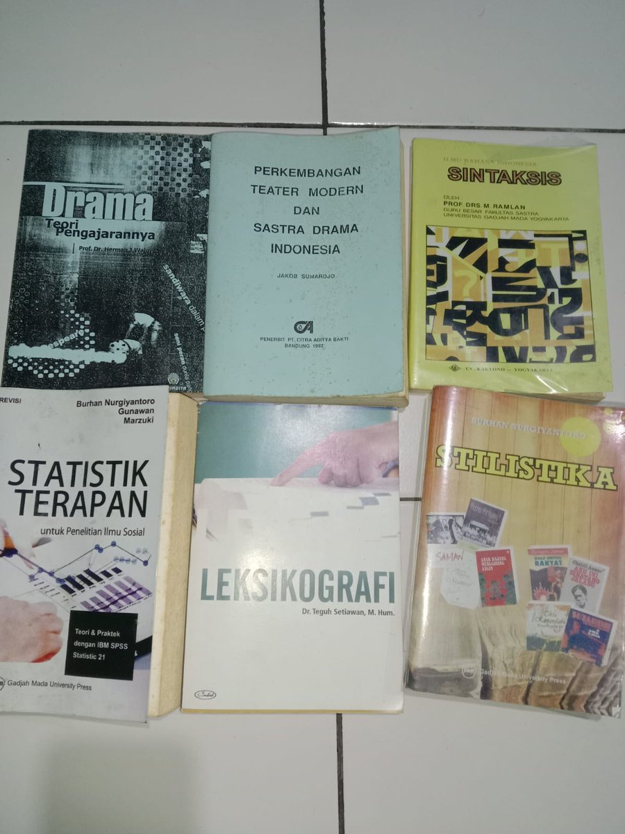 Teman-teman /uny ada yang mau angkut semua buku ini? Kalau ada rep ya, nanti sender dm ^^