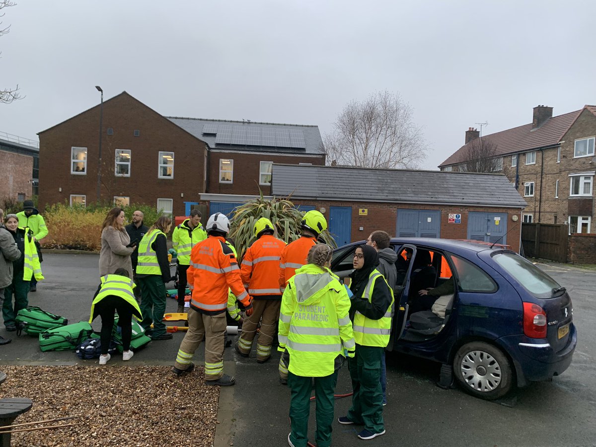Training exercise today with @YorkStJohn student paramedics, nurses in a&e and the occupational health visitors. Our fire crews joined to create a realistic scenario with live casualties. Great work @FireAcomb @York_NYFRS @NorthYorksFire @theyorkmix