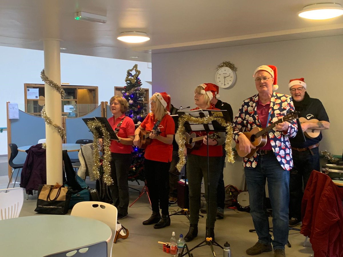 Fabulously festive entertainment from @alzscot at the East Ayrshire Community Hospital Wellbeing Hub's Christmas Event! 🎄✨😄