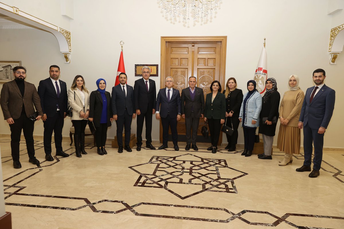 📌 TSO Meclis Başkanı Osman Yıldırım
📌 TSO Başkanı Zeki Özdemir
📌 Kadın Girişimciler Kurulu Başkanı Şeyda Haksever
📌 Genç Girişimciler Kurulu Başkanı Mustafa Hazırbulan ve beraberindekiler

Valimiz Sn. Yılmaz Şimşek'i makamında ziyaret etti.