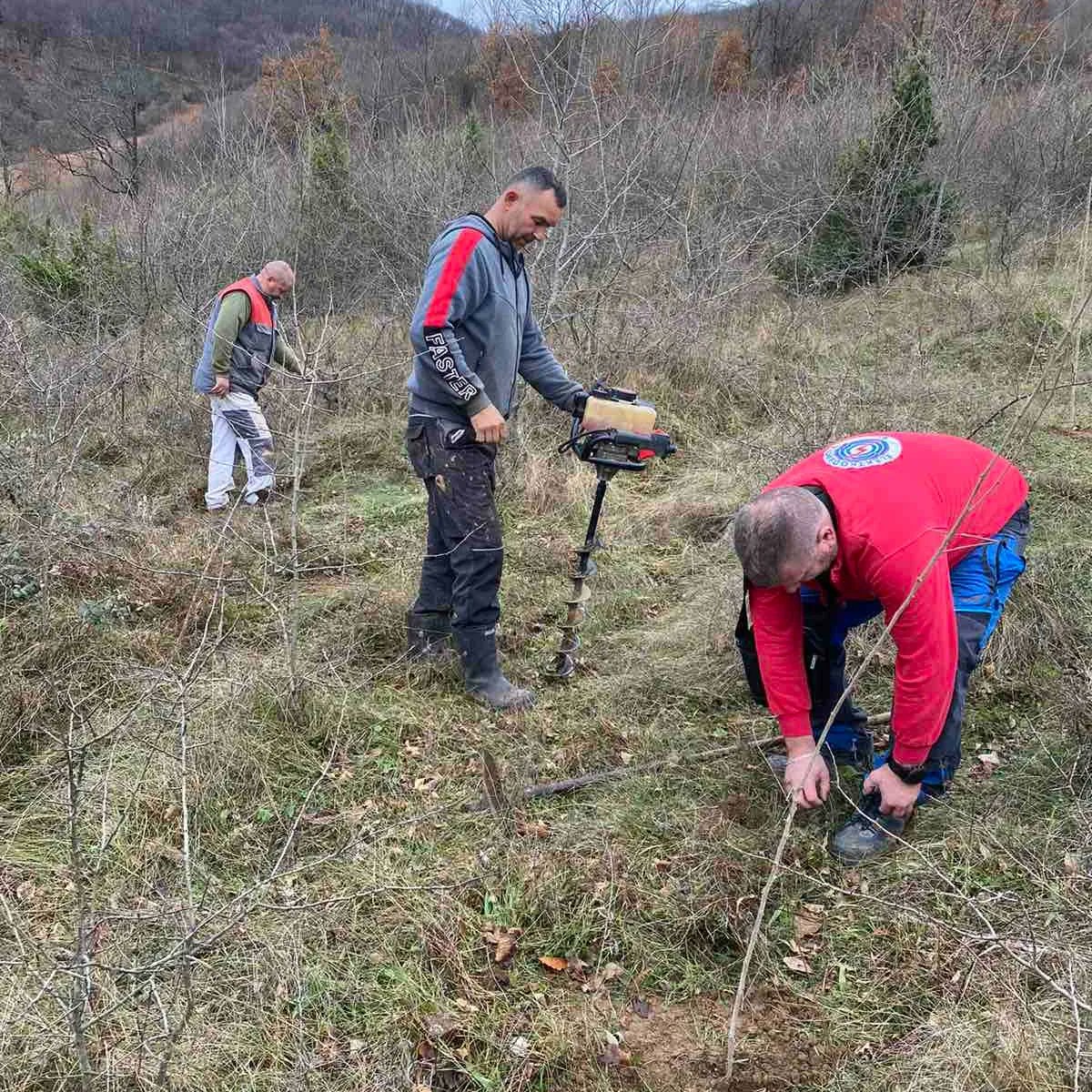 udas_udasrs's tweet photo. 👉Nova tura sadnje medonosnog bilja na pčelinjacima kod korisnika, pčelara sa invaliditetom. 🐝Danas smo posadili kesten i bagrem.
📌Podrška kampanje sadnje medonosnog bilja obezbijedili su @TriglavGroup i @Vlada_Srpske
#kampanja #sadnice #medonosnobilje #pcelari https://t.co/AQ10VfNmB4