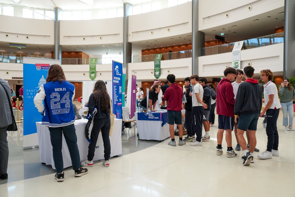 #TournéeduGolfe2023 : L'étape des 🇦🇪 a débuté avec un salon étudiant qui s'est tenu à la <a href="/SorbonneAD/">Sorbonne University Abu Dhabi</a>.
👉 Ouvert par Madame la Vice-Chancelière, Prof. Nathalie Martial-Braz, il a rassemblé de nombreux élèves, étudiants et parents qui souhaitaient en savoir + sur les études en 🇫🇷 !