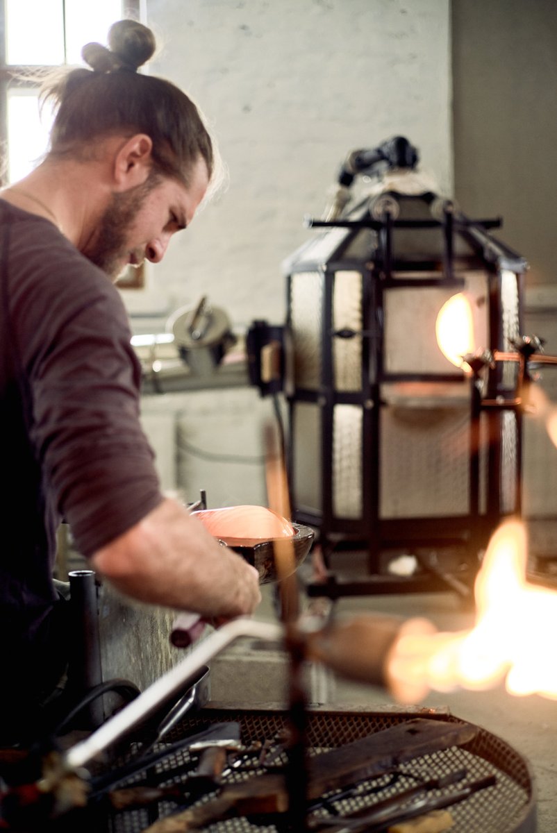 Käsityönä valmistettuun lasiin liittyvä tieto, taito ja tekniikka on juuri nimitetty <a href="/UNESCO/">UNESCO 🏛️ #Education #Sciences #Culture 🇺🇳</a>'n ihmiskunnan aineettomaksi kulttuuriperinnöksi! Uudessa näyttelyssämme voi tutustua suomalaisen lasinpuhalluksen taidonnäytteisiin: institut-finlandais.fr/en/imaginary-g…

📸 Dylan Katz © Katztudio