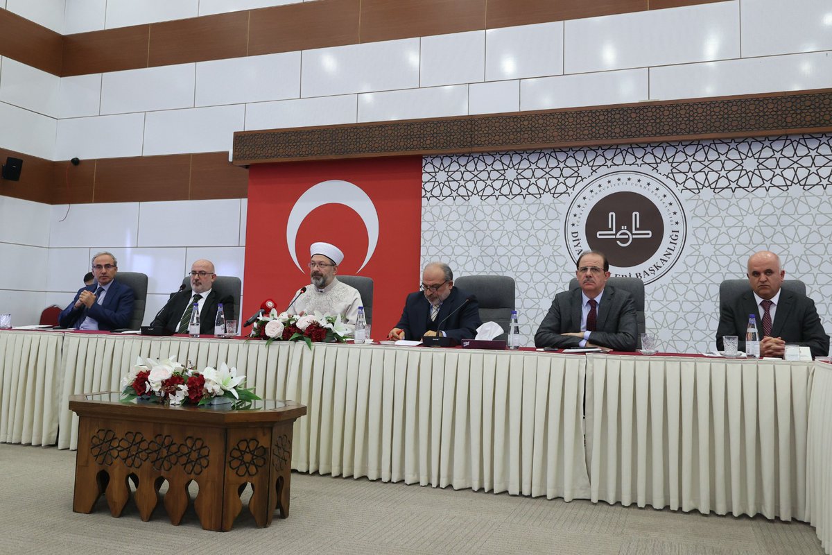 Türkiye İlahiyat ve İslami İlimler Fakülteleri Dekanlar Konseyi (TİDKONSEY) İstişare Toplantısı, değerlendirme oturumuyla sona erdi.
diyanet.gov.tr/tr-TR/Kurumsal…