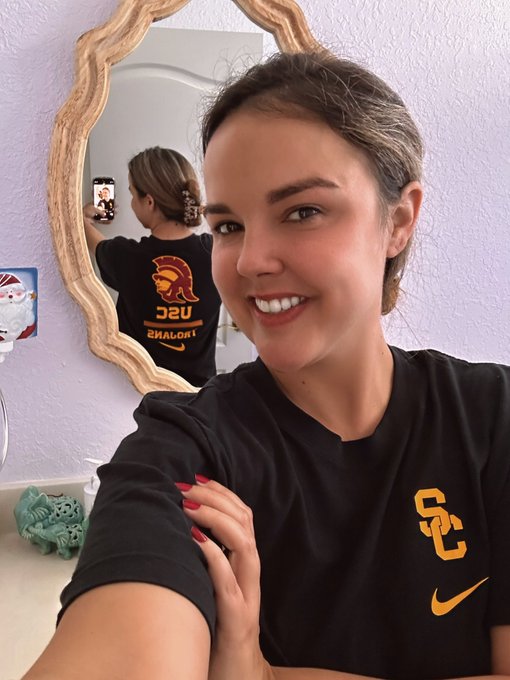 Good morning! Stole my man&rsquo;s shirt 😋😆 fight on! #usc  #TuesdayFeeling #smile https://t.co/gXjXIQdA2K<a href="/tag/smile"class="tags"><span>#smile</span></a><a href="/tag/usc"class="tags"><span>#usc</span></a><a href="/tag/tuesdayfeeling"class="tags"><span>#tuesdayfeeling</span></a>
