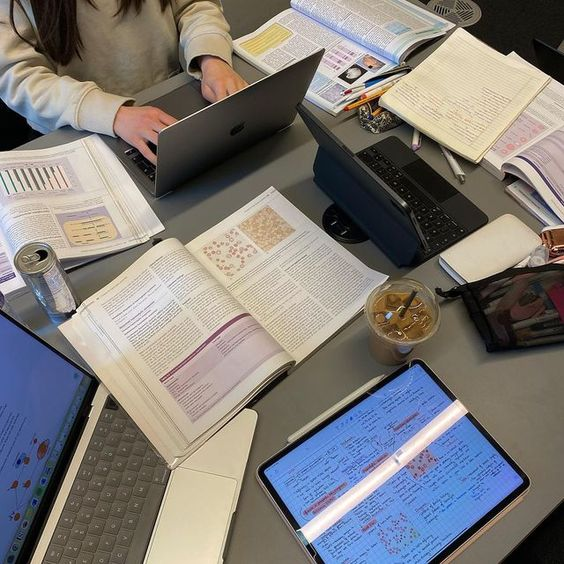 Nlacombe_'s tweet image. Pour ceux dont c’est les partiels en ce moment, je vous remets ce Hack d’apprentissage.

La feature Data Analysis de GPT4 permet d'envoyer des docs de grande taille (pdf, même excel)

J'envoie mes cours dessus et je lui demande de m'interroger en boucle, et de me corriger.…