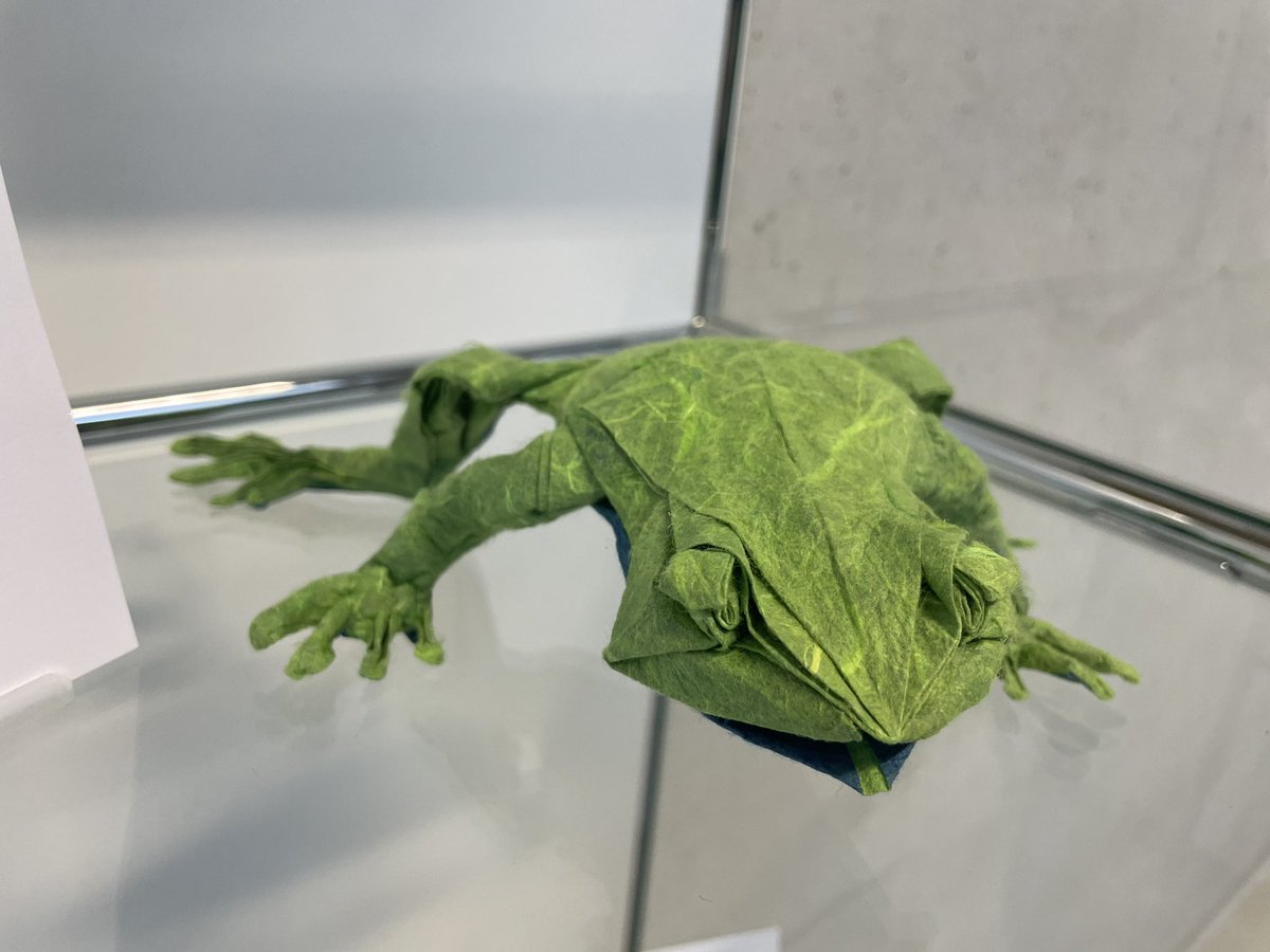 It’s December 12… and out of our Origami calendar box comes Florence the Frog…and a little story on polyolefins…#art #science #advent #origami @TUMCatalysis @TU_Muenchen