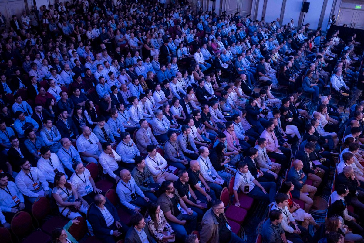 ¡El #GX30 fue un evento inolvidable.💡 🧵Abrimos el primer hilo compartiendo fotos y links de las charlas que no te puedes perder:

1⃣ Keynote de apertura con <a href="/njodal/">Nicolas Jodal</a> y <a href="/migoya/">Martin Migoya</a> | <a href="/Globant/">Globant</a> 
➡️gx30.gxmeeting.genexus.com/website.schedu…