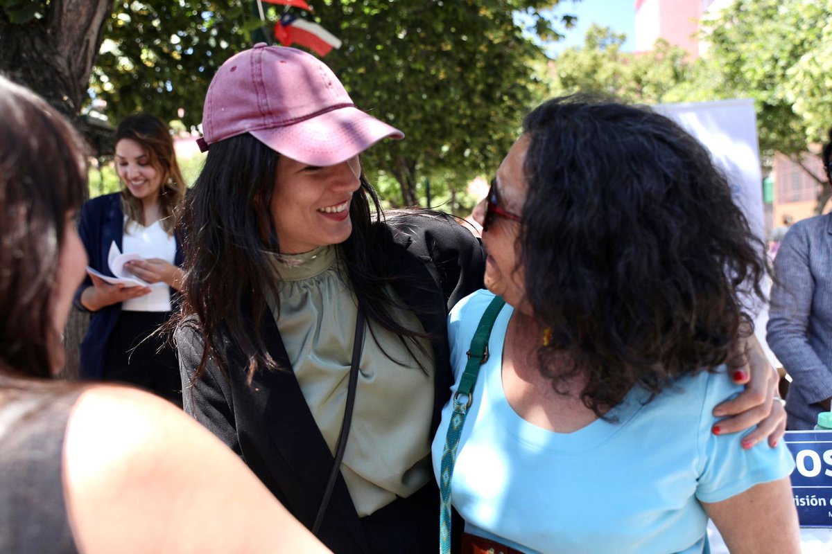 Muchos me han escrito preocupados por la agresión de una señora en la Plaza de Los Héroes de Rancagua. La verdad es que ni me di cuenta!! 🤷🏻‍♀️ 
Eso sí, la gente muy amable que me acompañaba lamentablemente fue la que recibió un poco de café en la espalda😠 pero continuamos