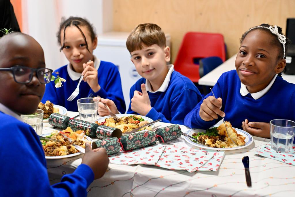 Really enjoyed meeting pupils at Mandeville Primary School in Hackney to hear how free school meals are helping young Londoners and their families. 

City Hall have now funded 17 million free school meals for state primary school children this term!