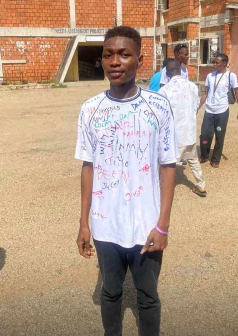 CyprianIgwe3's tweet image. It was a sad afternoon for the chemistry department, the university of Abuja. As one of their students dies as he fails from a speeding car beside the university field in gwagwalda, my God almighty accept his soul 💔🙏