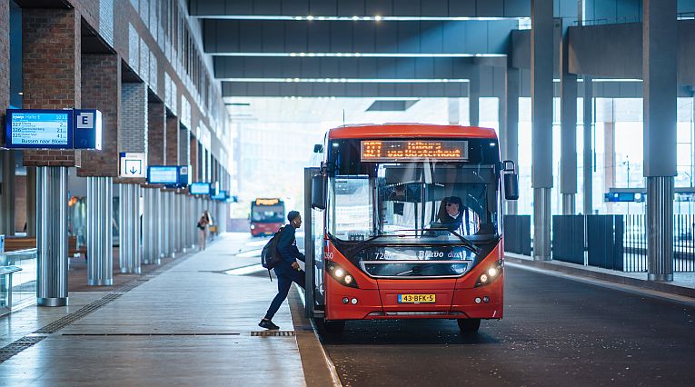 Brabant's tweet photo. Vervoerder Arriva blijft ook na 2025 verantwoordelijk voor de ov-concessie in West-Brabant. De bieding van het bedrijf werd in de aanbestedingsprocedure als beste beoordeeld door de provincie. Lees meer op: https://t.co/PMdhBrUN8T https://t.co/8zlGie1P2X
