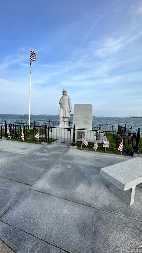 A small beach, a playground, and a pier where you are allowed to fish. The castle is free to visit and very interesting. The scenery here is spectacular, the scenery here is spectacular, and I had a very relaxing day here. I will definitely come to Castle Island again
