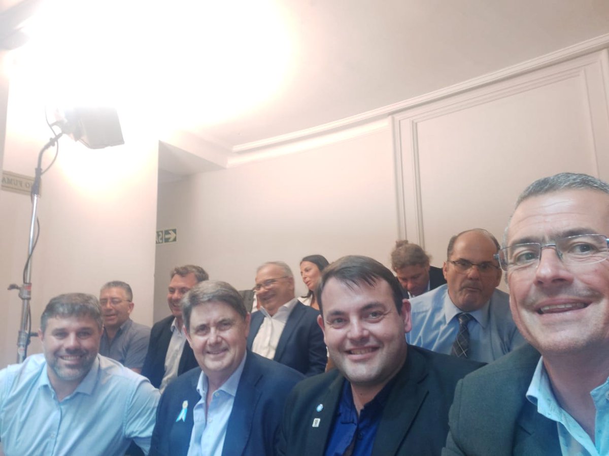 gargaglioneok's tweet photo. En la jornada de ayer en La Plata, junto a otros colegas y en representación del foro de intendentes Radicales, presenciamos la jura y asunción del gobernador @Kicillofok. La Provincia puede y debe mejorar, y nos necesita a todos!!!! https://t.co/0BUP8EAXPo