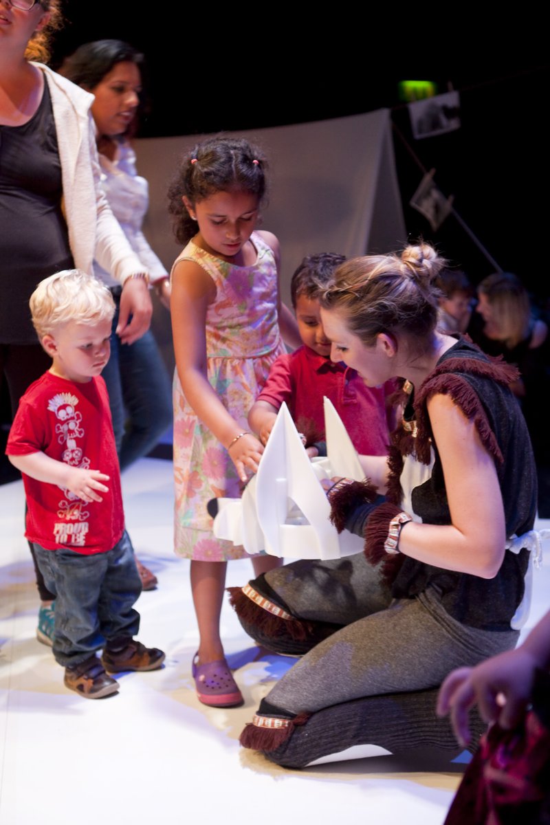 Just one week to go! <a href="/filskittheatre/">Filskit Theatre</a> brings a playful, fun &amp; festively frosty show for ages 2-5 years! 'Breaking the Ice' is about the unlikely friendship between a husky and a polar bear, here Thu 21 December. 
Book your seats now at whatsonreading.com/breaking-the-i…
#rdguk #theatre #live