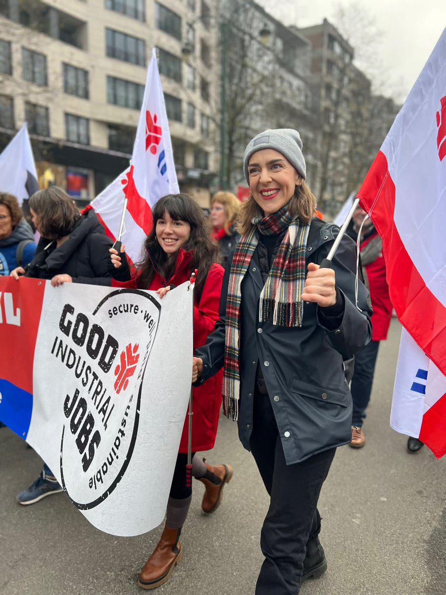 ❌ No to #Austrity !
✅ Yes to investments !
Workers from across Europe joined @etuc_ces’ Euro-demonstration in Brussels today, asking for a reform of the EU economic governance rules that allows investments✊🏼Workers need #GoodIndustrialJobs and stand #TogetherAgainstAusterity