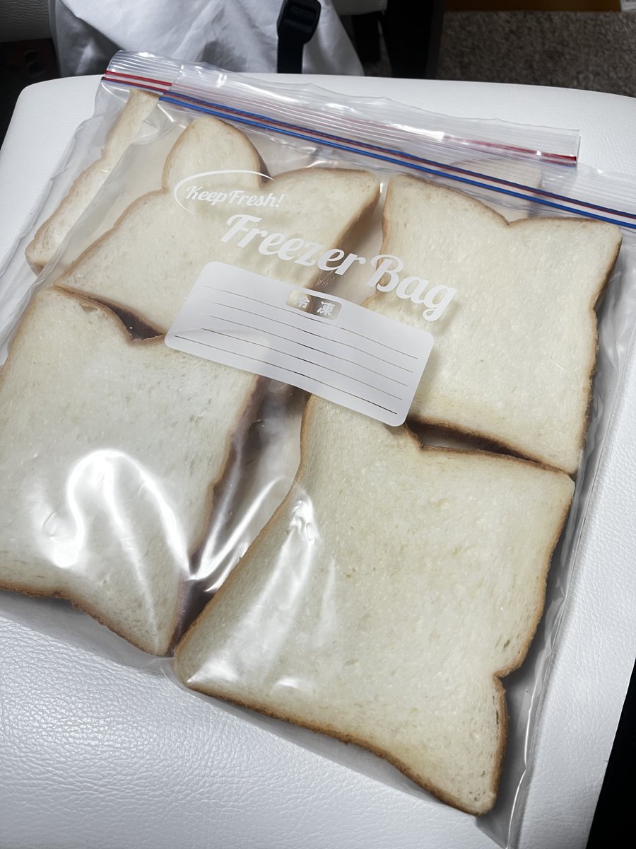 AMkitra's tweet photo. 5年後の安売りしている食パンを冷凍していつでも食べられるよう保存している自分へ。はちみつを口内へダイレクトアタックする悪癖は治りましたか？ https://t.co/WizZfVh0ec
