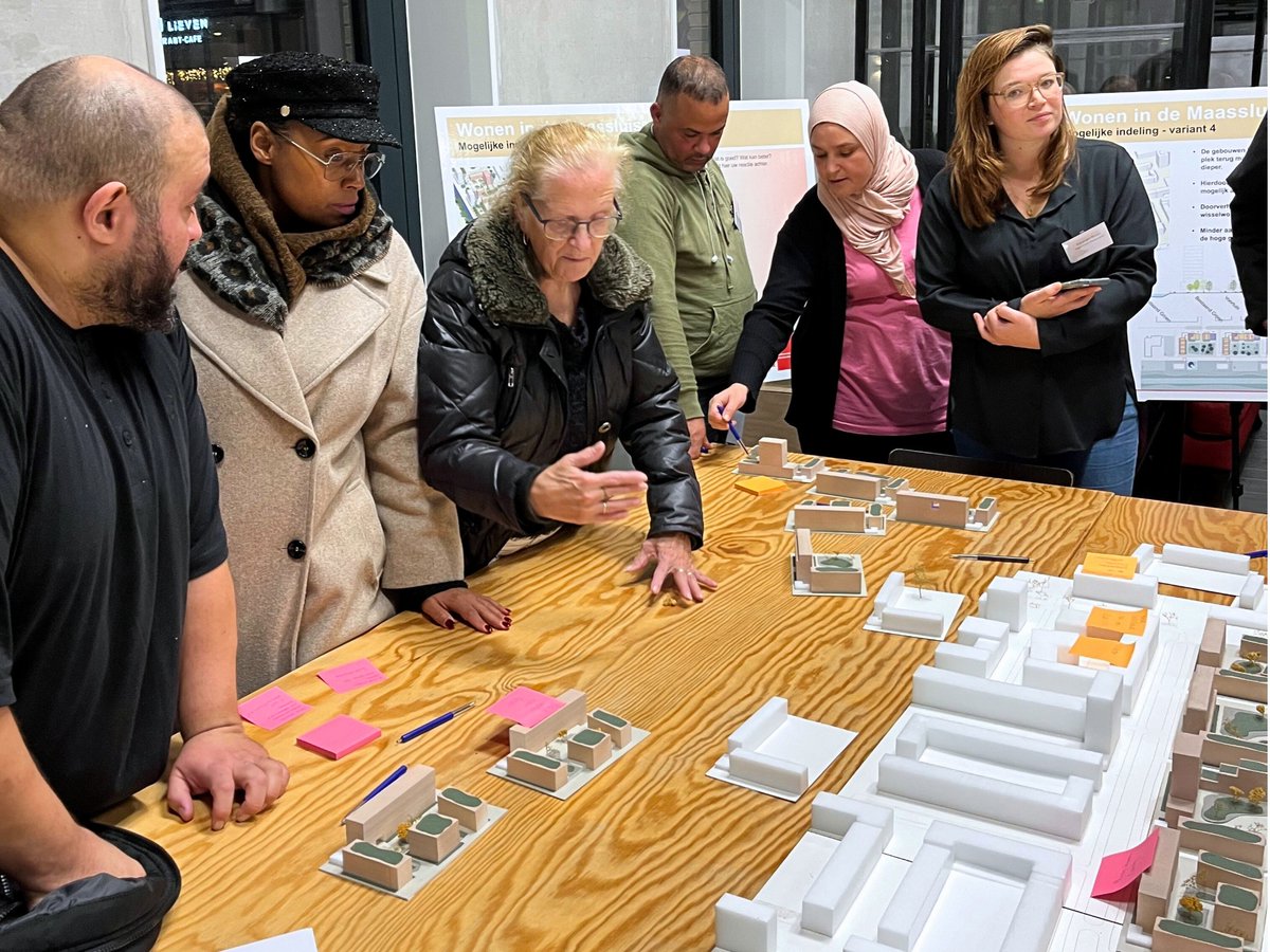 Wij willen de woningen aan de #Maassluisstraat vernieuwen. Een kans om ook de woonomgeving te verbeteren. Samen met de gemeente én bewoners maken we een plan voor de buurt. Gisteren gingen we met de bewoners in gesprek, vandaag is de bijeenkomst voor de omwonenden #participatie
