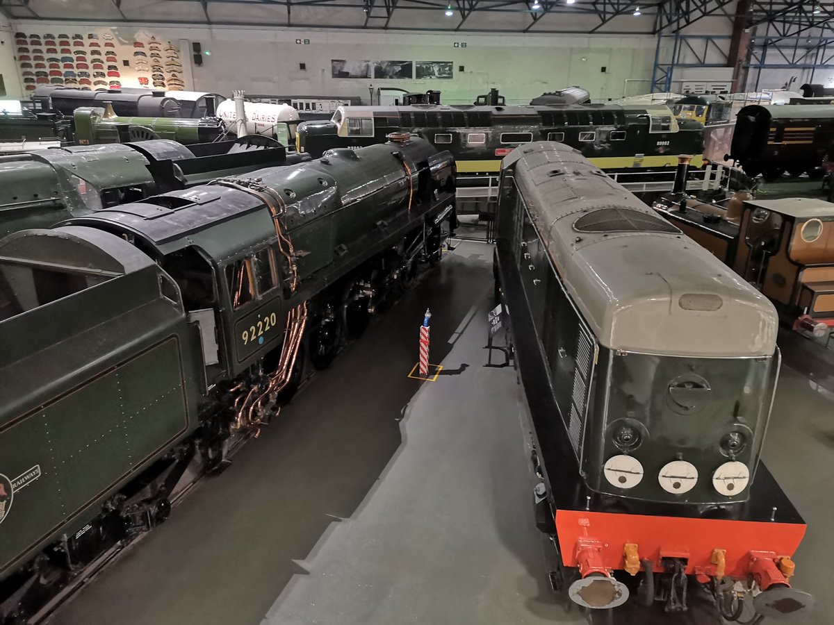 #16mm Film in the @RailwayMuseum for the 'Friends' Christmas lecture. There's always something magical about being locked in the museum after the public have left. 👍😁👍