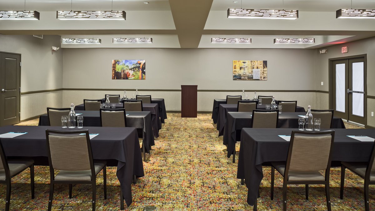 Our Marigold Room is available at Hotel Indigo Riverwalk for holiday parties, conferences, and much more🎄💻💼Call today for more information! 📞 #ihg #hotelindigo #sanantoniotx #meetingspace #downtownsanantonio #riverwalksanantonio #business