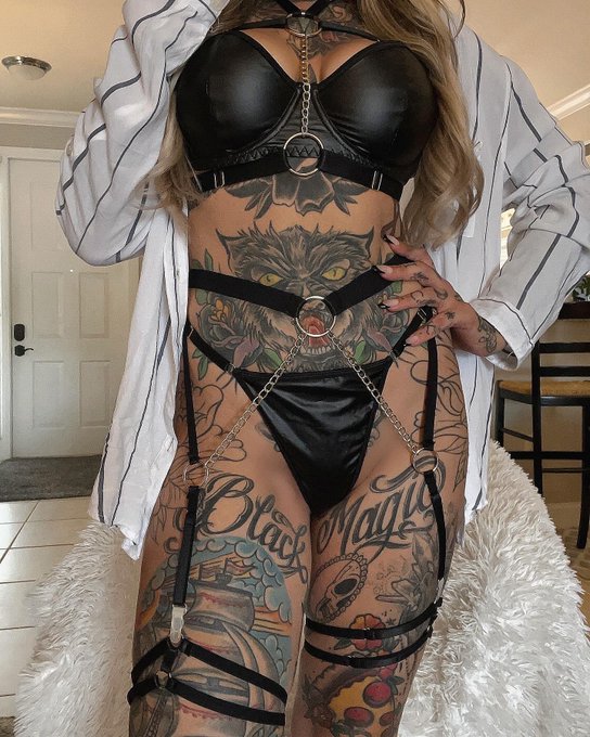 Happy Tuesday 🖤 Come say hi https://t.co/Fv60MNWD56