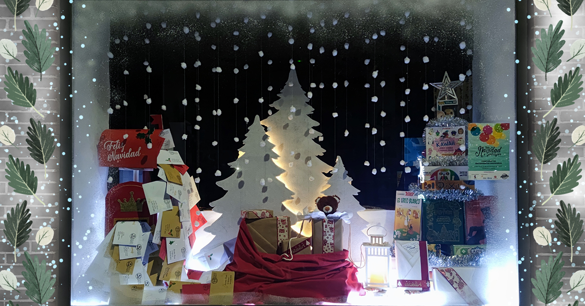 Ha costado, pero ya tenemos escaparate navideño. Aunque... no tenemos claro si nos gusta más por la noche o de día.

¿Y tú, con cuál te quedas?😉 

 #comercioGu #escaparateNavidad