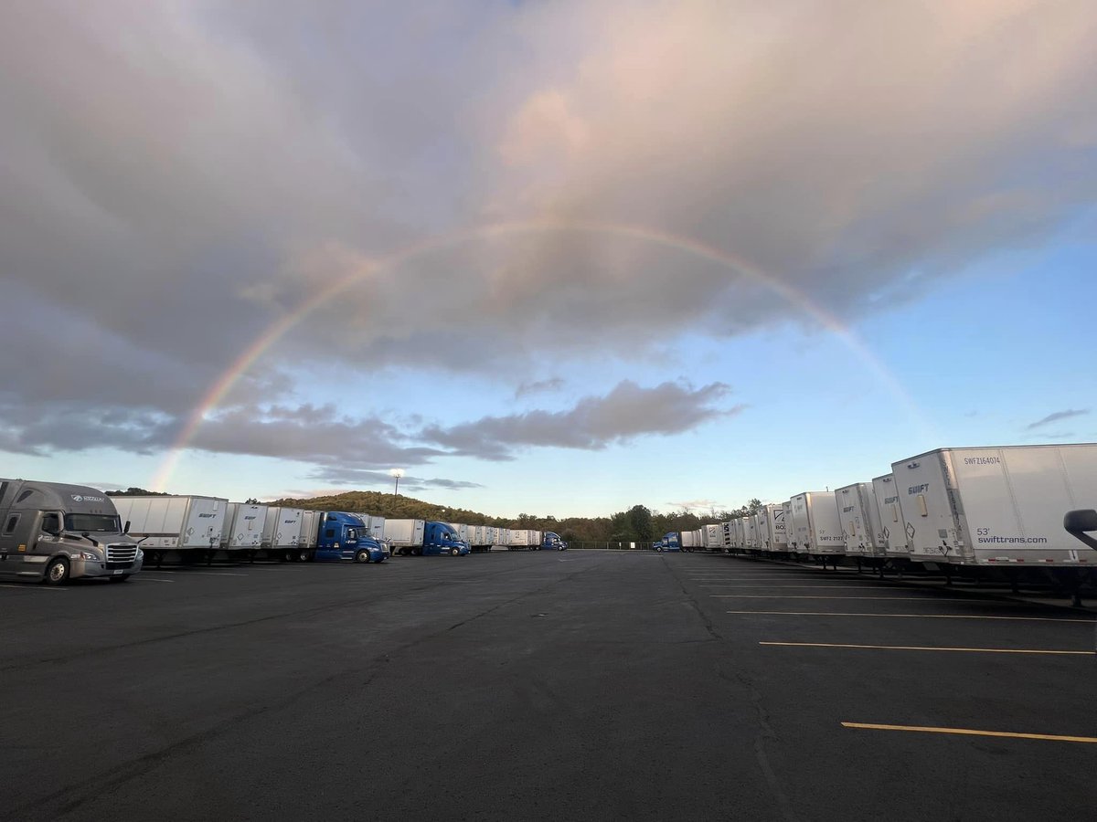 SwiftTransport's tweet image. These views will never get old! 🌈 🚚 

#SwiftTransportation #DriveSwift #Truckerviews #Terminal #CDLlife