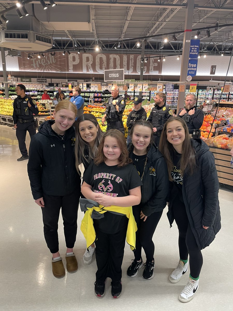 Adrian College athletes recently participated in Adrian's Meijer holiday program where Lenawee County children shop with local heroes! 
.
.
.
.
.
.
.
.
.
.
.
.
.
.
.
.
#GDTBAB #AdrianCollege #BulldogProud #MeijerCommunity #Meijer #diii #HigherEducation #highered #D3…